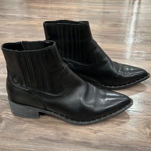 Steve Madden Black Leather Ankle Boot w/ Silver Stud Detail - 9M - Jukebox